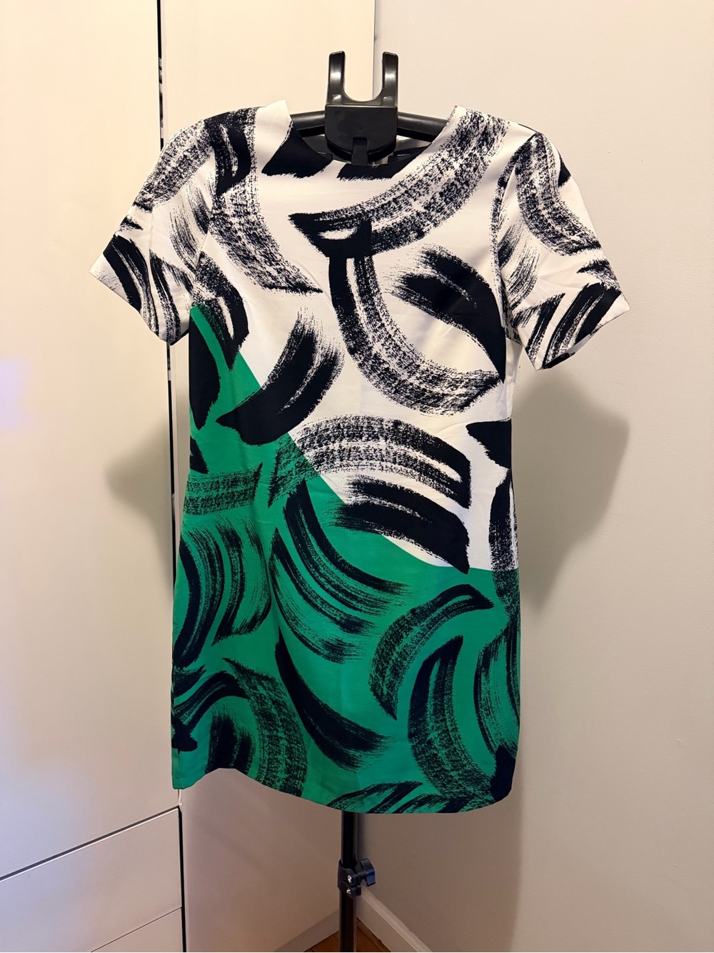 Vince Camuto Black, White & Green Brushstroke Short-Sleeve Tunic